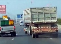 Dokaz da se nikada ne trebate kačiti sa ludim kamiondžijom! (VIDEO)
