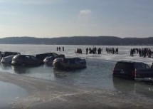 Jezivo propadanje 15 automobila kroz ledeni pokrivač na jezeru (VIDEO)
