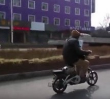 ON NE ZNA ZA PRAVILA: Kinez vozi skuter i čita novine (VIDEO)