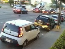 Nadzorna kamera snimila brutalan sudar u Los Angelesu! (VIDEO)