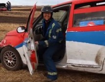 Samo ‘do daske’: Jednom se godišnje nađu i razbijaju aute (VIDEO)