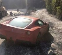 On je upalio svoj Ferrari i krenuo kroz sela – nije dobro prošao (FOTO)