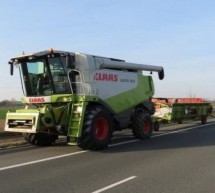 Šta će kombajn na auto-putu?! (FOTO)