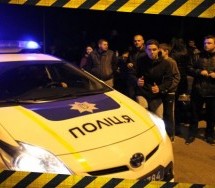 Ukrajinski policajci naletjeli na ilegalanu uličnu trku pa se pridružili (VIDEO)