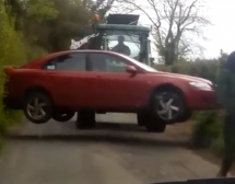 Ovo mu je škola: Farmer mu je auto ‘pomaknuo’ utovarivačem (VIDEO)