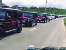 JEDNOM ČOVEK ŽENI NEĆAKA: Nepregledna kolona Mercedesa na svadbi Kadirova! (VIDEO)