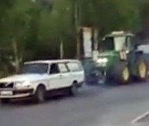 NEUNIŠTIVA MAŠINA: Volvo 240 karavan vuče traktor sa prikolicom! (VIDEO)