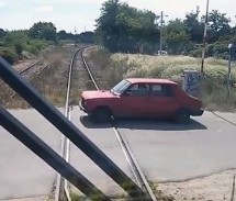 SAMO U SRBIJI: Voz ‘trubi’ automobilima da se sklone sa pruge! (VIDEO)