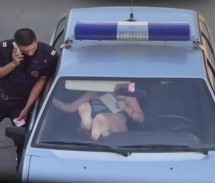 Stavili PIJANU I DROGIRANU Ruskinju u policijski auto, a ona je uradila OVO (VIDEO)