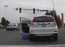 Ova žena je uspjela svojim automobilom da pregazi samu sebe (VIDEO)