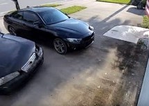 UMALO SE ZAKUCAO U KOMŠIJIN NOVI BMW: Drift u vrata od garaže kakav se rijetko viđa! (VIDEO)