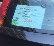 Vozači, pripazite na ovaj auto: Molim vas za malo strpljenja, vozač senior u osmoj deceniji!