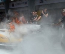 DRAMA NA STAZI FORMULE 1: Vozač u posljednji trenutak iskočio iz gorućeg bolida! (VIDEO)