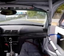 AU, KAKAV UŽAS! Otpala su mu vrata sa automobila na brzini od 280km/h, a onda… (VIDEO)