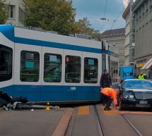 Bentley udario u tramvaj i izbacio ga iz šina (FOTO)