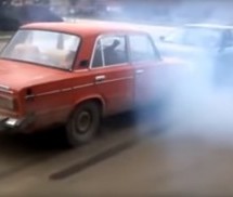 DUEL STARACA: Ono kad Lada posrami AUdi (VIDEO)