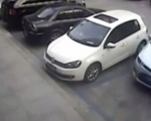 Ponavljanje je majka parkiranja: Ovo je najgori pokušaj izlaska sa parking mjesta! (VIDEO)