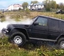 Šta je potrebno da se zaustavi MERCEDESOVA G KLASA? Odgovor je – NIŠTA! (VIDEO)