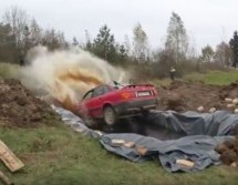 SVIJET JE POLUDIO: Deda sa Audijem uletio u ‘bazen’ napunjen Coca-Colom! (VIDEO)