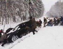 SNAGA KLADE VALJA: Sletio je automobilom u zavejani jarak, a onda su uletjeli ‘ludi’ Rusi…! (VIDEO)