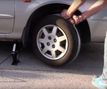 ISTROŠIO VAM SE AKUMULATOR, A NEMA NIKOG DA POMOGNE: Pomoću ovog trika možete upaliti auto! (VIDEO)