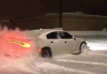 Dodge Charger Hellcat u dubokom snijegu – zimske čarolije (VIDEO)