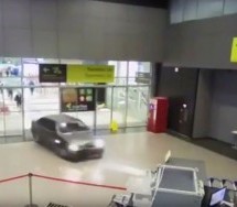 RELI NA AERODROMU: Uletio sa Ladom na aerodromski terminal i napravio haos! (VIDEO)