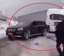 Pogledajte kako Mercedesov veliki SUV izvlači zaglavljeni šleper na putu (VIDEO)