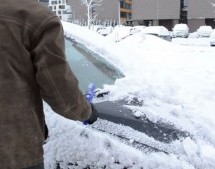 Zima, snijeg, počinje čišćenje automobila…nećete vjerovati šta se dogodilo (VIDEO)