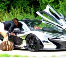 Sponzoruša bi da se provoza u McLarenu ali nije znala otvoriti vrata (VIDEO)