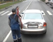 DRUMSKI OKRŠAJ: Kamiondžija je surovo kaznio bahatog vozača Audija! (VIDEO)