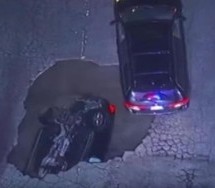 SCENA KAO IZ HOROR FILMA: Otvorila se rupa na putu i počela da guta automobile (VIDEO)