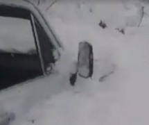 ZA NJU NEMA PREPREKA: Snijeg do kuka, a moćna LADA NIVA bez problema šiba šumskim putem! (VIDEO)