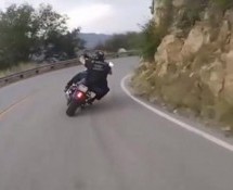 Ovaj motorista DERE ASFALT HARLIJEM u svakoj krivini! Pitaćete se: ‘Kako je ovo preživio?’ (VIDEO)