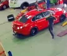 DRŽ’TE LOPOVA! AUSTRALAC usred bijela dana ušetao u servis Holdena sjeo u automobil i pobjegao! (VIDEO)