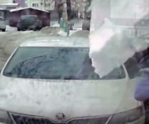 Pogledajte kako izgleda kad divovski komad leda padne na automobil (VIDEO)