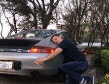Kupio je stari ‘Porsche 911′ za smiješne pare, sredio ga da vrijedi 100.000 eura, krenuo na put od 2.400 km i postao glavna faca u zemlji (VIDEO)