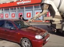 (O)sveti se ime moje – Samo u Rusiji: Suprug ženi do vrha ispunio automobil betonom! (VIDEO)