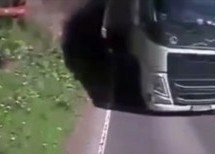 Vozio je motor svojom trakom, a kada je iz krivine izletio OGROMAN KAMION, vidio je svoju smrt (VIDEO)