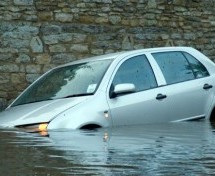 Evo kako izaći iz auta koji tone – ovo vam može spasiti život… (VIDEO)