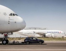 Porsche Cayenne oborio Guinnessov rekord: Vukao Airbus A380 težak 285 tona (VIDEO)