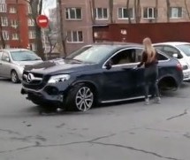 KAKAV TALENAT: Ruskinja u povratku iz provoda uništila čak 11 automobila! (VIDEO)