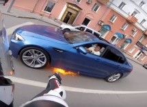 DRAMA: Zapalio mu se BMW M5 u toku vožnje, a vozač je uradio nešto nevjerovatno! (VIDEO)