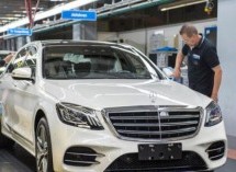 JE LI BUDUĆNOST VEĆ ZAPOČELA? Mercedes-Benz S-klase se sam odvezao iz tvornice (VIDEO)