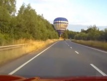 ŠOK ZA VOZAČE: Umalo izazvao saobraćajku balonom! (VIDEO)