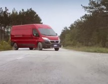 Chuck Norris driftuje Fiat Ducatom u neobičnoj reklami (VIDEO)