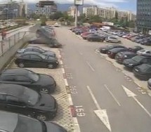 Doletio na parking, ali bukvalno! Najbizarnija nesreća snimljena u Bugarskoj (VIDEO)