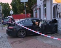 Tinejdžer je uzeo od oca ključeve od Mercedesa i zakucao se u restoran (FOTO)