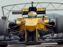 Pogledajte kako je 79-godišnja baka provozala Renaultov F1 bolid (VIDEO)