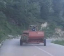 Jurio po planini kao da vozi formulu: Samo je u BiH traktor brži od automobila (VIDEO)